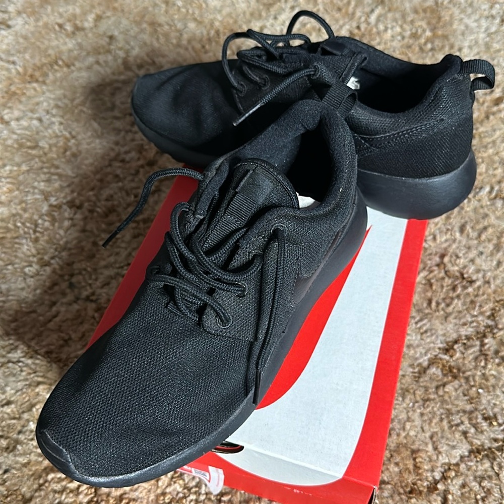 Black Nike Roshe size 5y / 6.5 Women’s